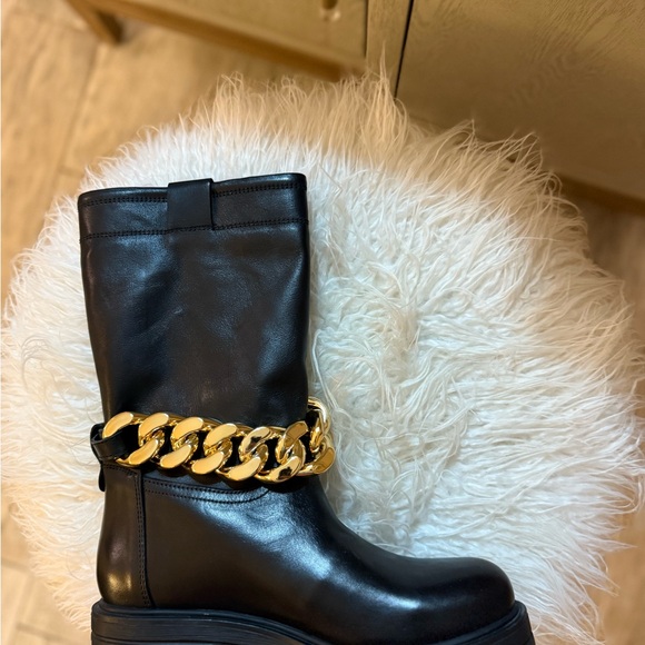 New! Steve Madden Black Leather Boots with Gold Chain - Picture 5 of 6